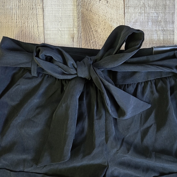 EXPRESS | Cuffed Tie Belted Shorts in Black sz 6 - Picture 2 of 6